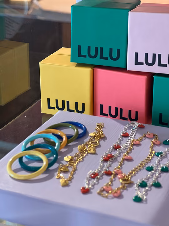 Farverige armbånd og halskæder ved æsker fra LULU Copenhagen